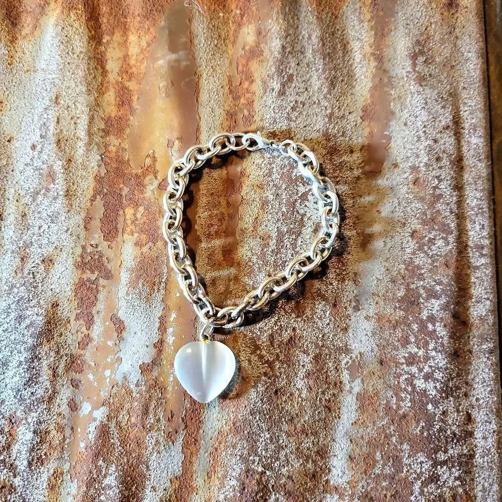 A beautiful bracelet with a off-white seaglass ❤️ heart size 8